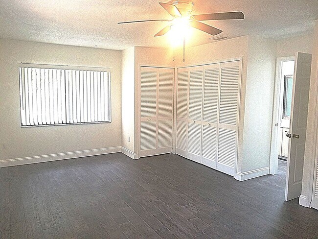 Building Photo - 711 N Wild Olive Ave