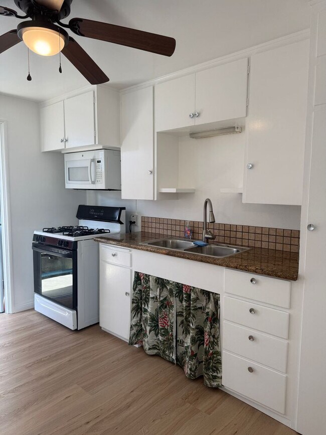 Building Photo - 1033-1035 Bath Lane