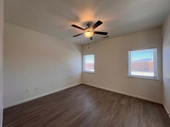 Building Photo - Silverland Estates 3 Bedroom 2 Bathroom Ho...