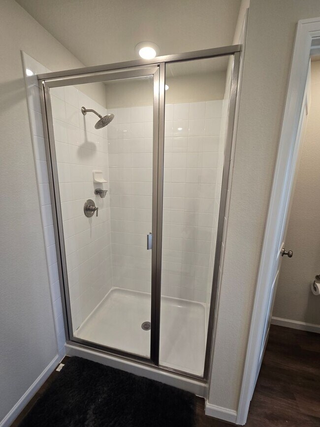 Building Photo - Like new 3 bedroom 2.5 bath with loft