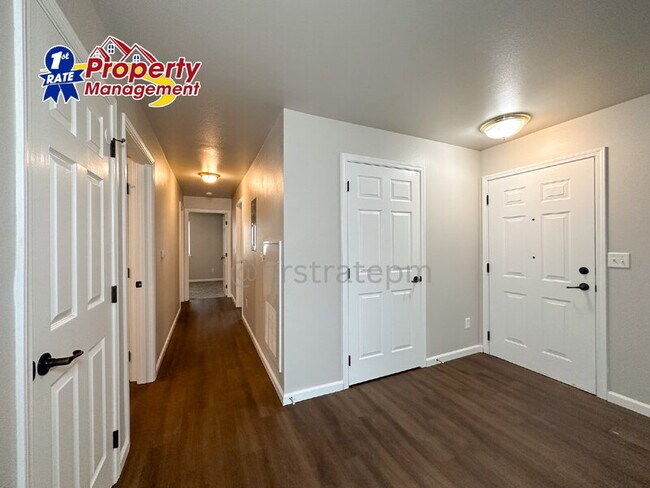 Building Photo - 10146 W Garverdale Ln