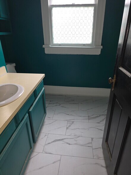 bathroom - 114 S 5th Ave