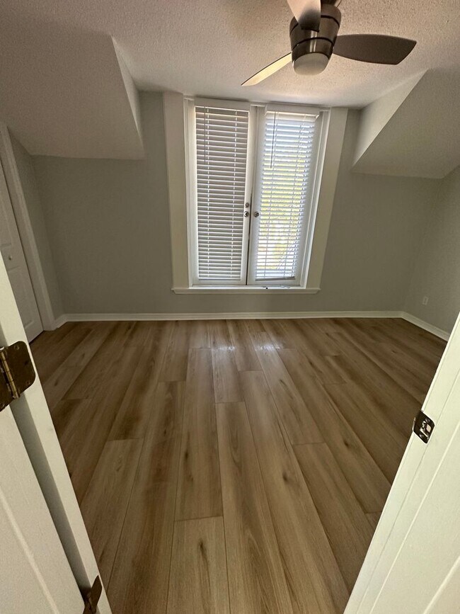 Building Photo - 5 bedroom, 2 bath, detached bonus room w/b...