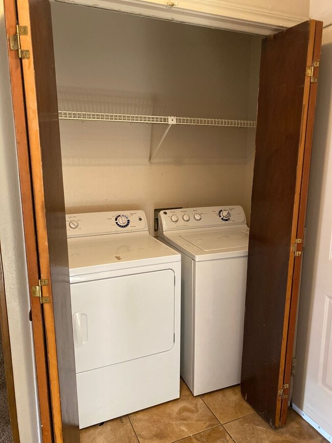 Building Photo - 2 bedroom 2 bath town home in a gated community