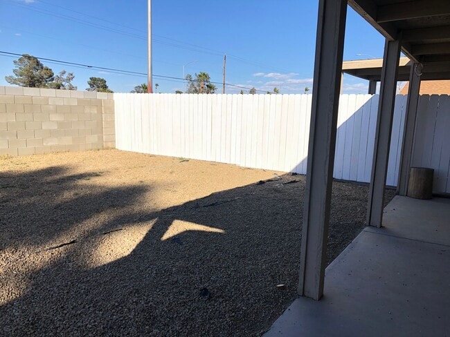 Building Photo - 4 BEDROOM / 2 BATH SINGLE FAMILY HOME W/ CASITA