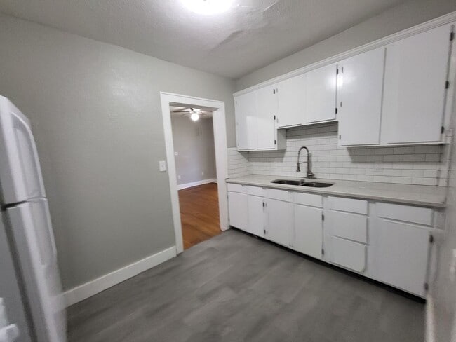Building Photo - Remodeled 1 bedroom 1 bathroom duplex hous...