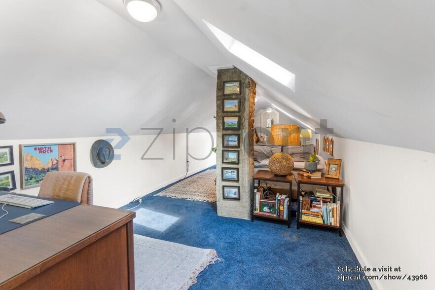 Building Photo - 524 NE Brazee St