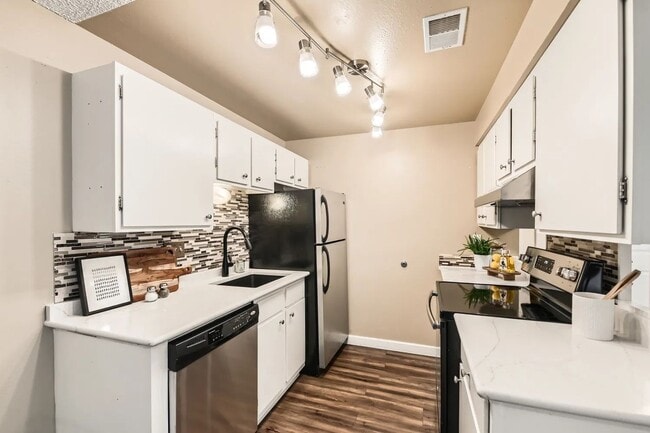 Building Photo - CHARMING 1 Bed 1 Bath Condo Near Downtown Louisville!