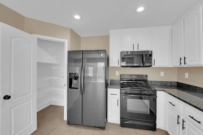Building Photo - Well Maintained 3 bedrooms/2.5 bathroom Ho...