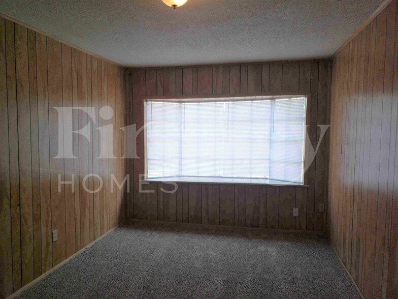 Building Photo - 6537 La Grange Dr