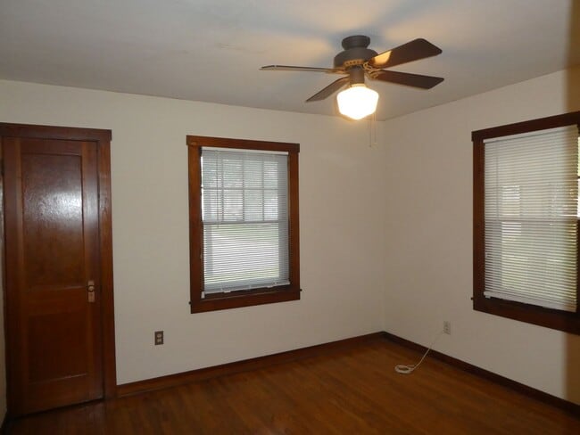 Building Photo - Charming Home Downtown