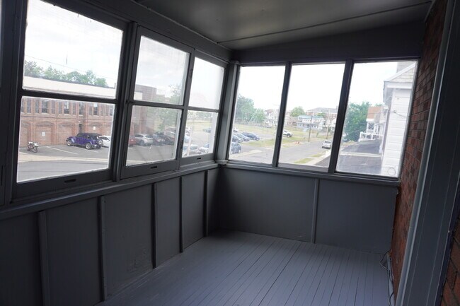 Building Photo - 890 Maplewood Ave