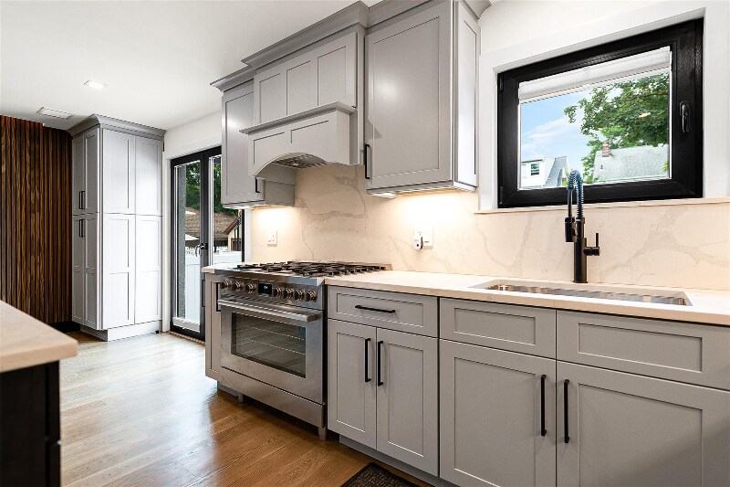 Building Photo - 71-31 Loubet St