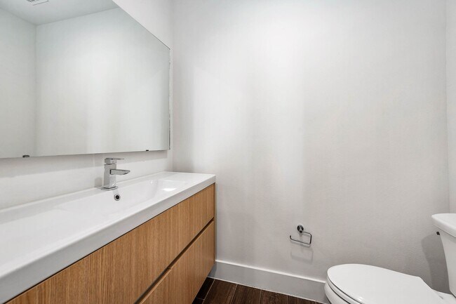 Building Photo - 5519 Paraiso Pl