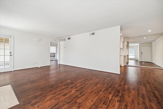 Building Photo - 1601 S Shepherd Dr
