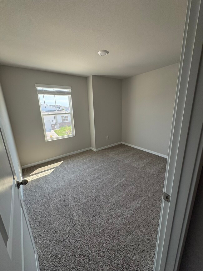 Building Photo - 1069 Daisy Ln