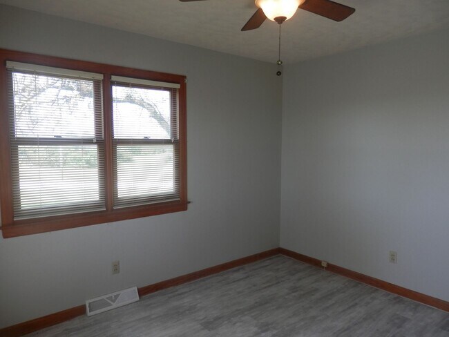 Building Photo - 3 Bed 2 Bath Farmhouse!