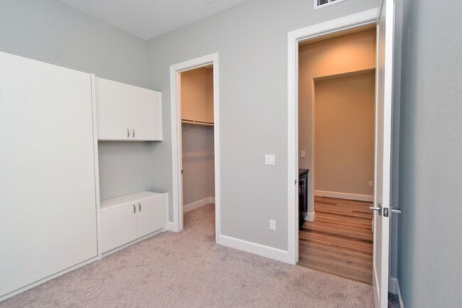 Building Photo - Gorgeous Home