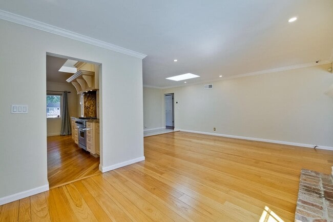 Building Photo - Beautiful 4 bedroom, 3 bath in desirable C...
