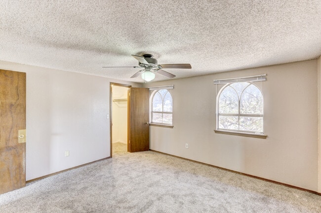 Building Photo - Discover Your New Home: 2-Bedroom Duplex Now Available in Edmond, OK!