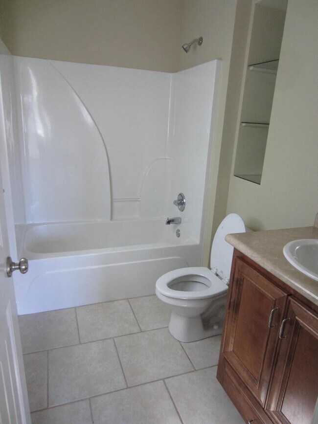 Building Photo - 2Bedroom/2Bath Duplex in North Lowndes