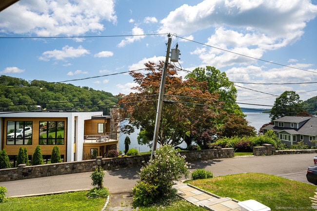 Building Photo - 32 Lakeshore Dr N