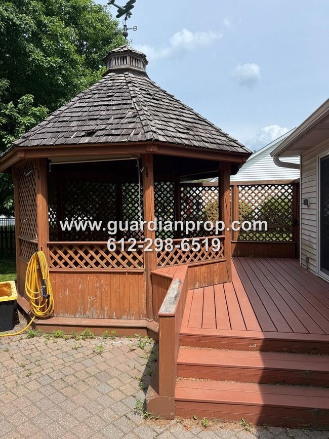 Building Photo - Maplewood House Available Now, Open Floor ...