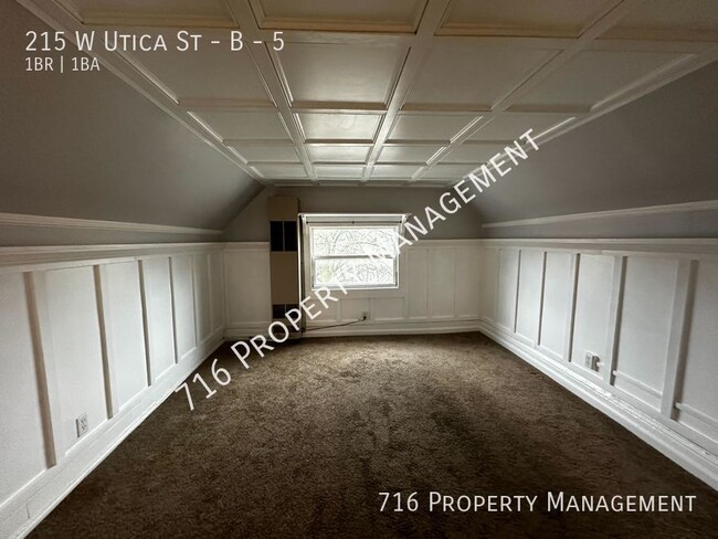 Building Photo - Cozy top floor one bedroom unit available!