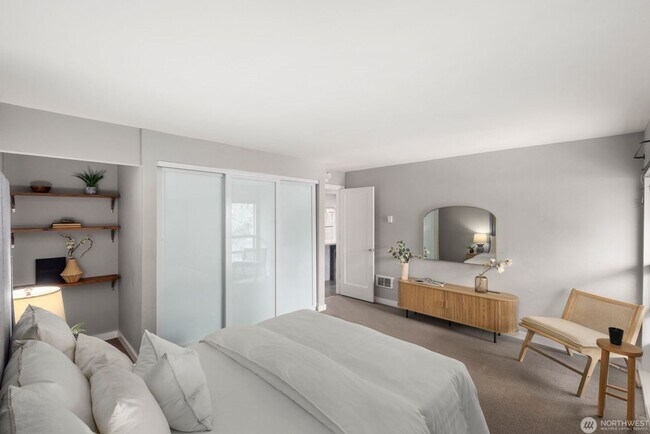 Building Photo - Bright Renovated 1 Bedroom Corner Condo in the Heart of Downtown Bellevue
