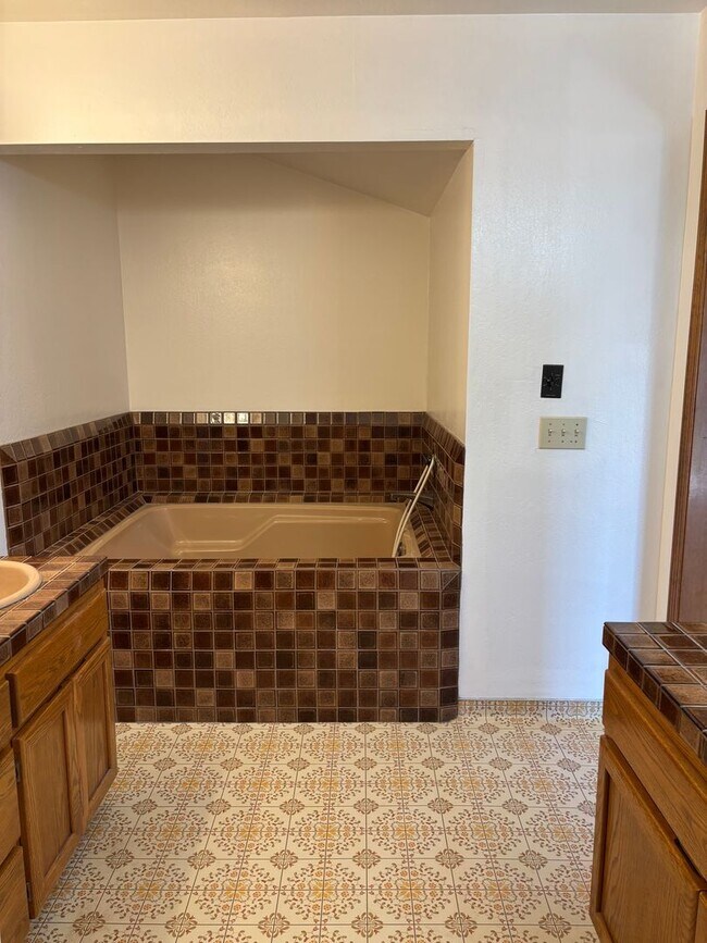 Building Photo - 6 Acres; 3 bedroom 2.5 bath plus bonus roo...
