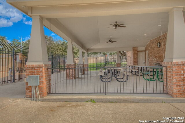 Building Photo - Situated on a desirable corner cul-de-sac lot!!