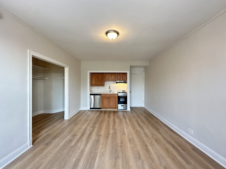 Building Photo - 3335 W Diversey Ave