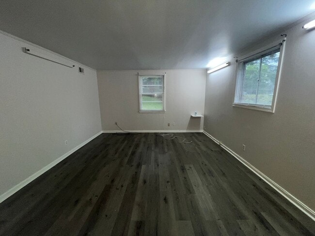 Building Photo - 4 bedroom  2 bathroom single family home
