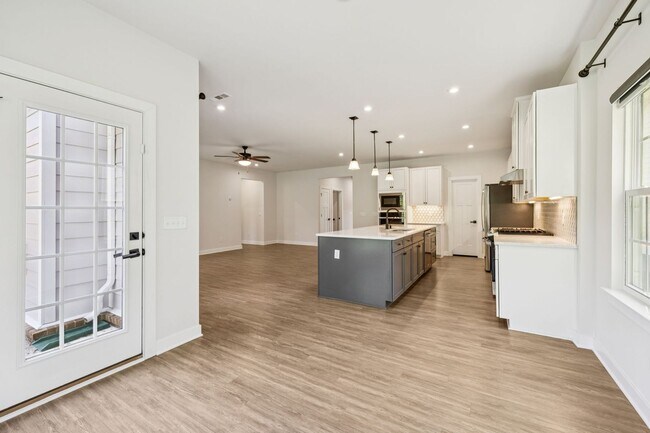 Building Photo - 5BR/3.5BA home offers stylish and function...