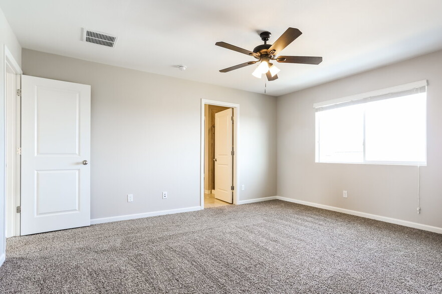 Building Photo - 7649 Blue Water Dr