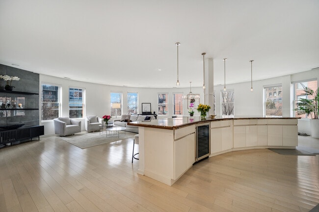 Building Photo - 501 N Kingsbury St