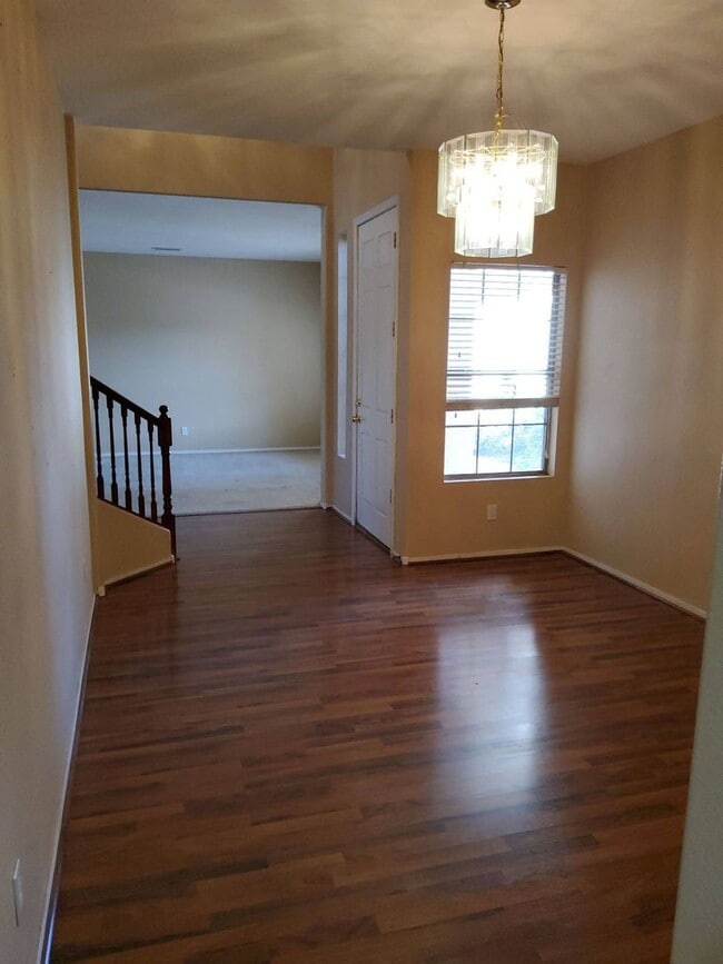 Building Photo - 4 Bedroom + Loft