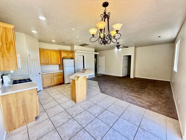 Building Photo - 2050 W Canyon View Dr