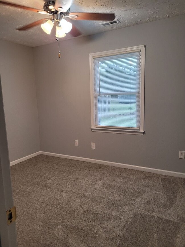 Building Photo - 2 Bedroom, 1 bath apartment - Downstairs Unit