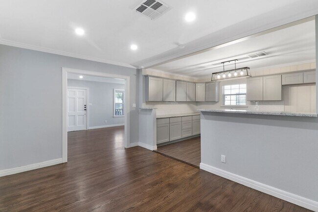 Building Photo - Completely Renovated Home Less Than 1 Mile From TCU