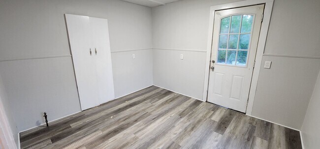 Building Photo - 1 Bedroom Apartment - Now Available!