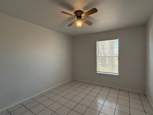 Building Photo - 1820 Fleetwood Dr