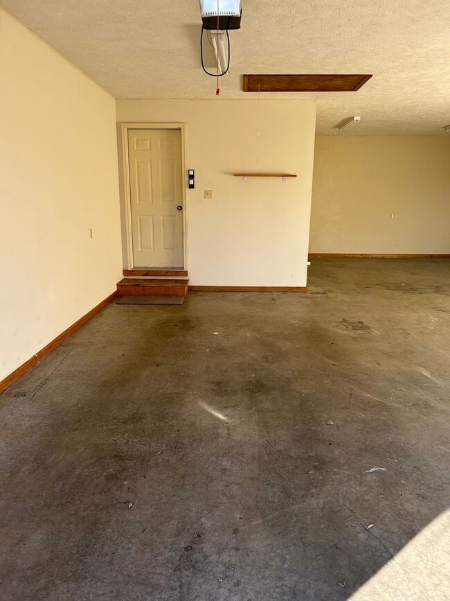 Building Photo - Gorgeous Home Located on Rivercut Golf Cou...