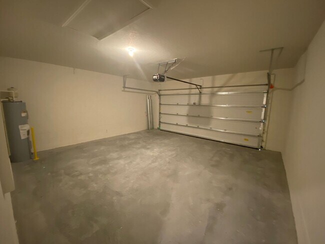Building Photo - 4 Bedroom 2 Bath home in Oak Leaf Preserve...
