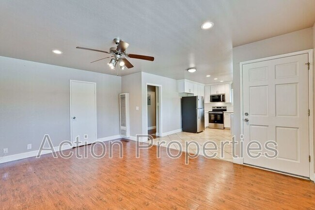 Building Photo - 4545 Moorpark Ave