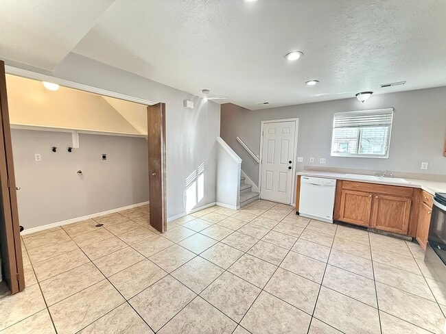 Building Photo - 3 Bedroom Townhome Available March 1