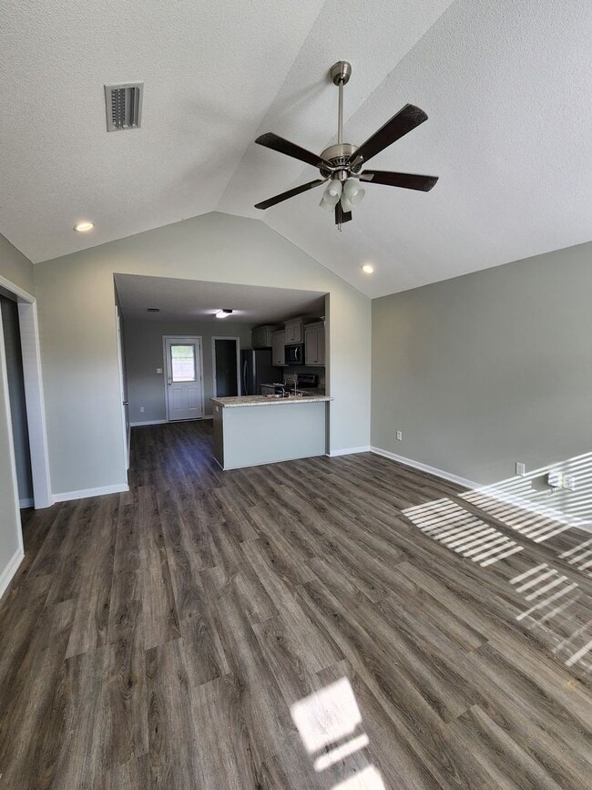 Building Photo - $500 Discount on Move-in Spacious & Inviting 3-Bedroom Home with Fenced Yard, Open Layout & Moder...