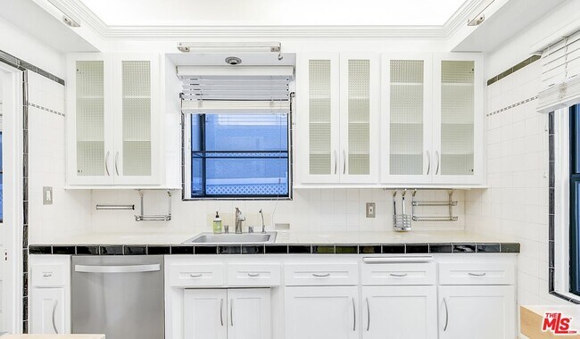 Building Photo - 1125 1/2 Glenville Dr