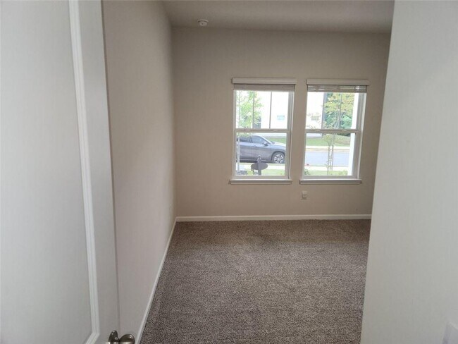 Building Photo - 235 Vly Oak Dr