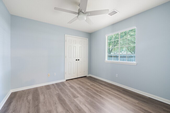 Building Photo - 5827 Willow Park Dr